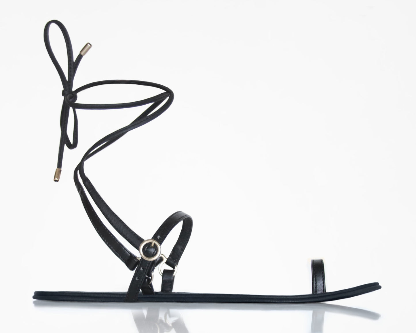 »Black Beauty« flache Riemchen-Sandalette