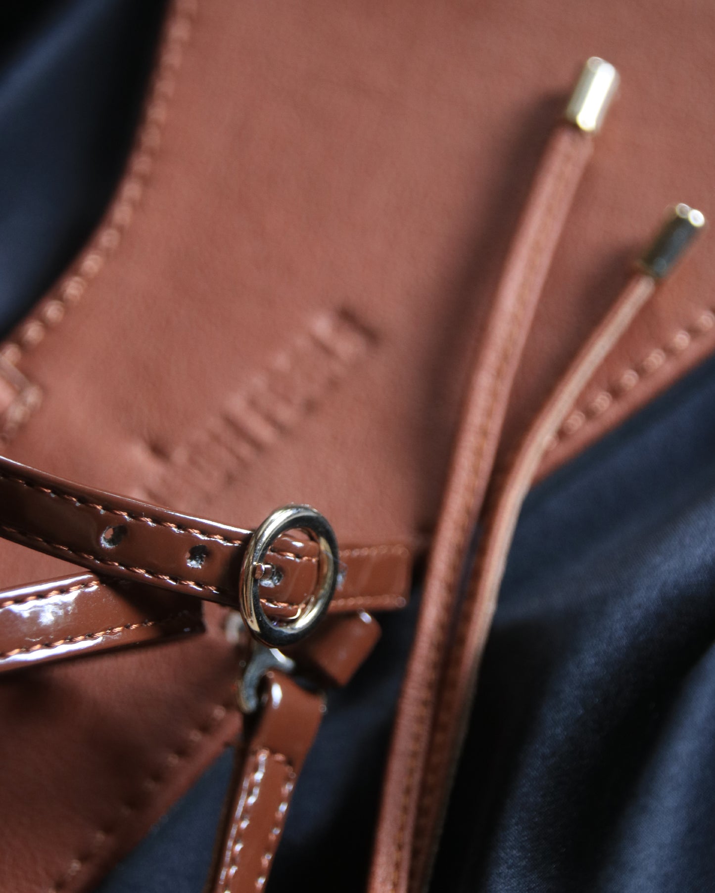 »Chocolate Crush« Flache Riemchen-Sandalen